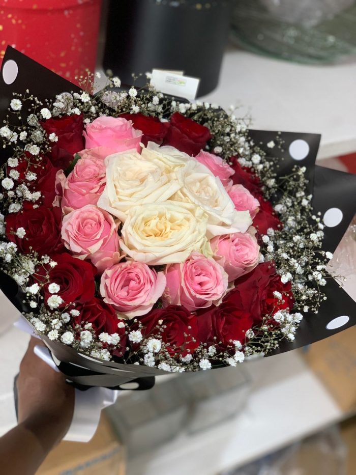 Mixed-Colors-Roses-Bouquet-and-Gypsophila-150k.jpg